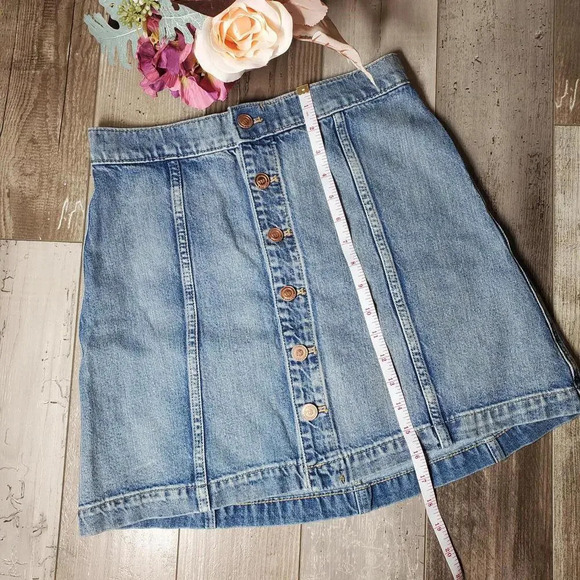 Karlie Kloss EXPRESS Medium Wash Button Up Denim Mini Skirt Size 2 - Picture 10 of 12